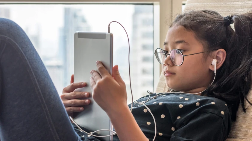 Niña recibiendo clases de biología online desde una tablet