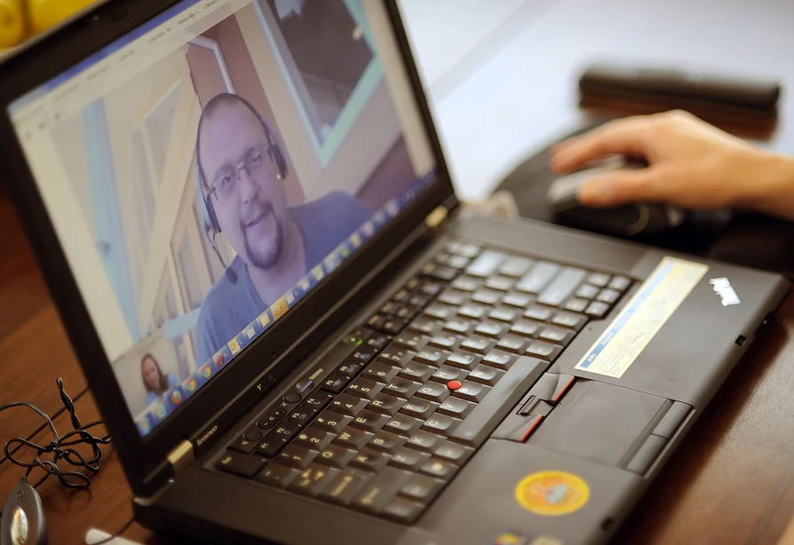Profesor de filosofía online dictando clase por videollamada
