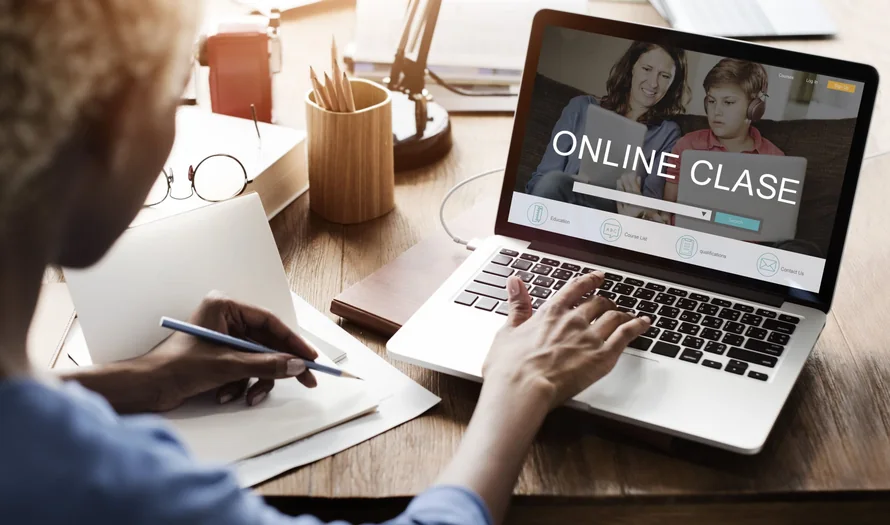 Alumna tomando clases de inglés online desde su laptop